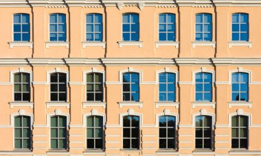 Windows ile bina sarı cephe. Şehrin arka plan detaylarını