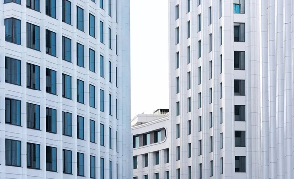 背景是现代办公大楼 时尚建筑白色门面的碎片 Metropoli 的体系结构 — 图库照片