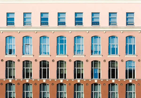 Dreifarbige Fassade Mit Hohen Fenstern Architektonische Details Der Stadt — Stockfoto