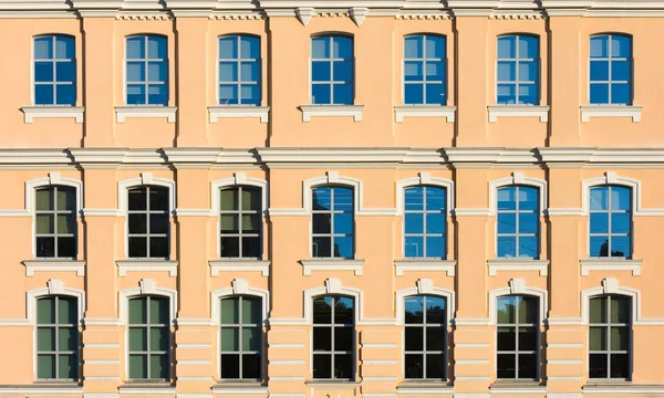 Die Gelbe Fassade Des Gebäudes Mit Fenstern Die Hintergrundinformationen Der — Stockfoto