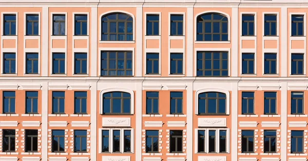 Bella Facciata Edificio Con Pareti Gialle Decorazioni Bianche Sulle Finestre — Foto Stock