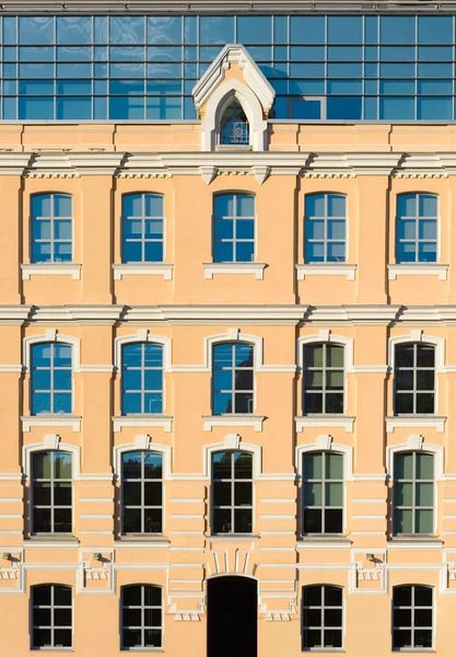 Die Fassade Des Gelben Gebäudes Mit Glasfenstern Und Einem Dachboden — Stockfoto