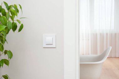 Yakın çekim dairenin iç unsurları. Duvar ışık geçiş