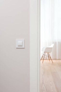 Işık minimalist iç duvar anahtarı. Adam modern, güzel, temiz daire