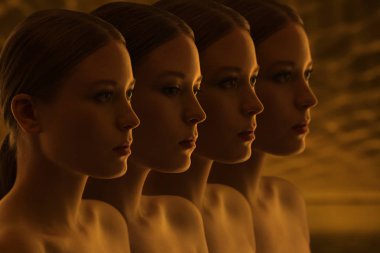 Kızlar gizemli yüzleri. Şüphe ve yansımaları. Karanlık grup portresi. Kopya veya klon