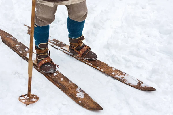 Manliga Fötter Gamla Skidåkare Och Vintage Skidor Historisk Rekonstruktion Pjäxor — Stockfoto