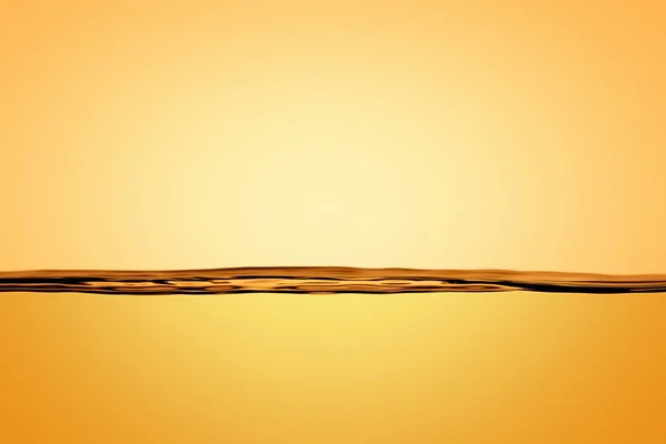 Der Querschnitt Der Oberfläche Des Ruhigen Wassers Goldener Farbe Hintergrundbild — Stockfoto