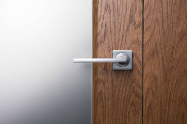 Kapat - yukarıya-in karanlık bir ahşap kapı modern metal tutamacı. Buzlu glas