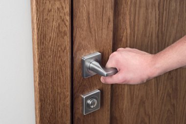 Adam kapıyı açar. Yakın - up el ve kapı kolu. Karanlık katı oa