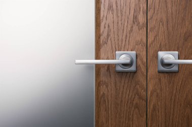 Kapat - yukarıya-in iki çelik kulplu bir salıncak iç kapı. Koyu meşe dokusuna ve buzlu glas