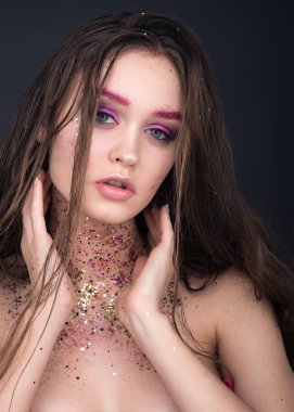 Parlak makyaj ve payetler boyun genç seksi kadınla. Şehvetli bak. Koyu arka plan