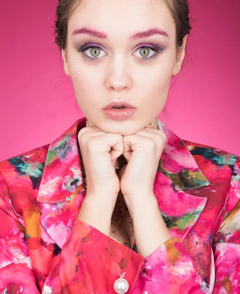 Портрет Симпатичной Молодой Женщины Яркой Красочной Куртке Макияж Блестками Розовый — стоковое фото