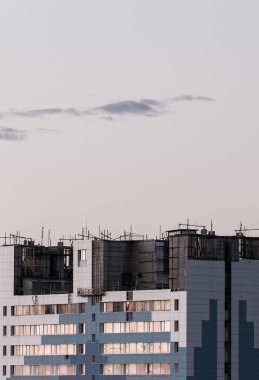 Akşam gökyüzü karşı binanın çatı. Cephe hous