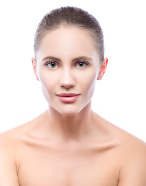 Güzel bir genç kadın, önden görünüm güzellik portresi. Mükemmel temiz cilt. Beyaz arka plan üzerinde izole