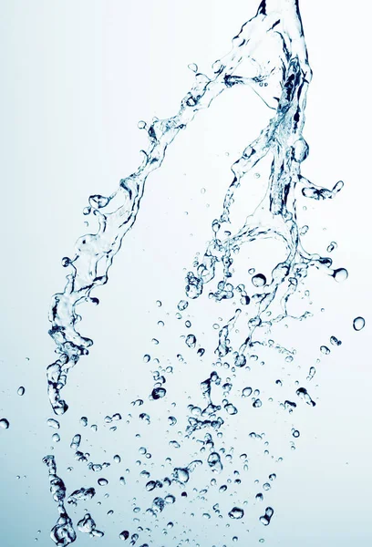 Su sıçramalarına ve mavi adam üstünde su damlaları