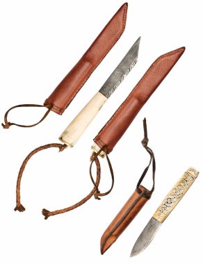 Beyaz arka plan üzerinde izole eski Viking silahlar. Bıçak ve deri kapaklar