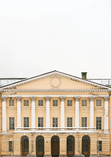 Fasaden Historisk Byggnad Kolumner Huvudstäder Och Höga Dörrar — Stockfoto
