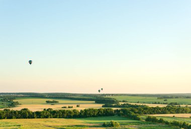 Uçan balonla alanları üzerinde. Bulutsuz yaz günü. Boş alan