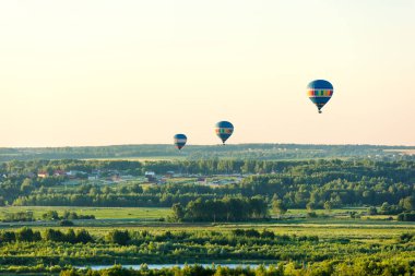 Uçan balonla. Üç top ormanının ve yeşil alanları üzerinde uçan
