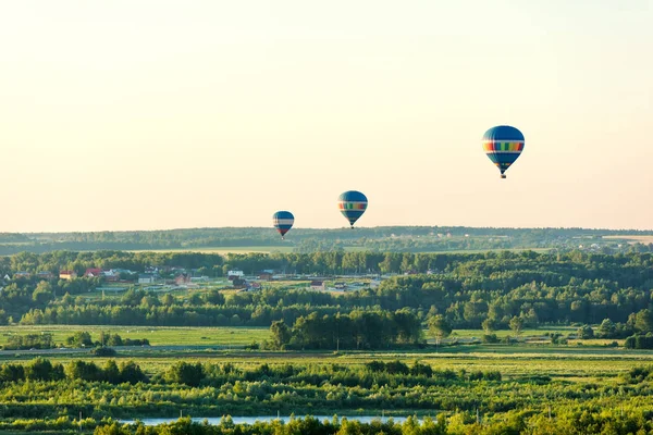 Uçan balonla. Üç top ormanının ve yeşil alanları üzerinde uçan