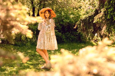 Parkta poz veren genç ve güzel bir kadın. Yaz ruh hali