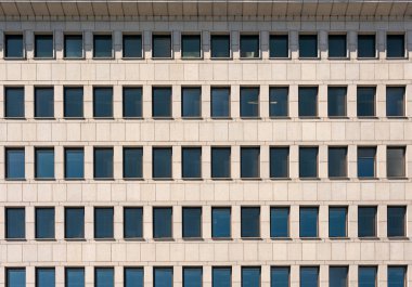 Dikdörtgen Pencere ve korniş ile modern binanın cephesi