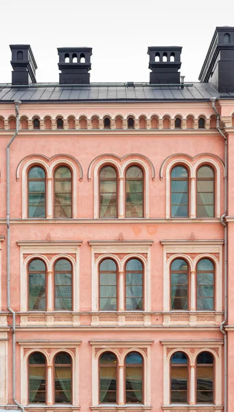 Um fragmento da fachada de um belo edifício rosa da cidade. Vento — Fotografia de Stock