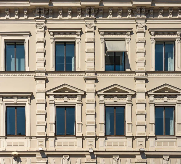 Fragmento da fachada do edifício histórico da cidade — Fotografia de Stock