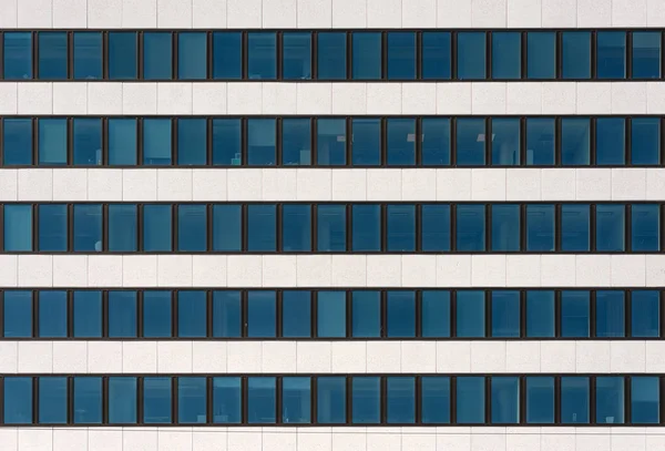 Фрагмент фасада современного офисного здания. Окна и светлый декоративный камень — стоковое фото