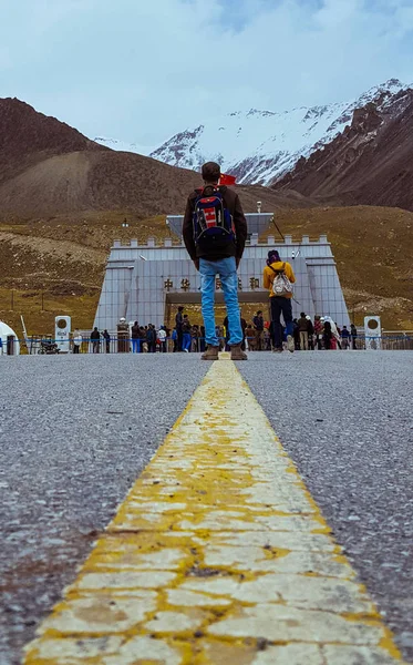 Turist Står Vid Khunjerab Pass Pak Kina Gränsen 2018 — Stockfoto