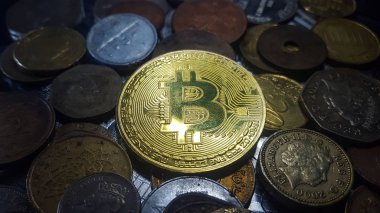 Bitcoin. Fiziksel bit sikke. Dijital para. Cryptocurrency. Altın madeni para ile bitcoin sembolü. Vektör çizim arasında çok sayıda sikke stok