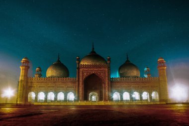 Güzel Badshahi Camii ile gece gökyüzünde şehir Lahore, Pakistan