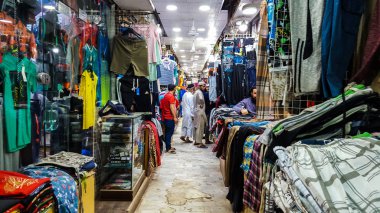 Zainab dükkanlarında kumaş pazarı, saddar bazar, Karaçi Pakistan 06/09/2018