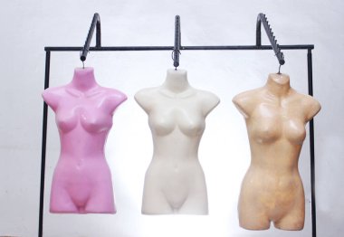 Beyaz arka plan üzerinde izole üç kadın manken