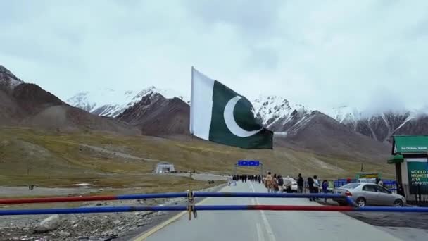 Die Pakistanische Flagge Weht Auf Dem Pak China Grenzübergang Khunjerab — Stockvideo