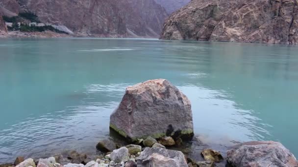 美丽的阿塔拜德湖拍摄非常安静 和平和孤独在罕萨 吉尔吉特 巴基斯坦的非常和平的山谷 — 图库视频影像