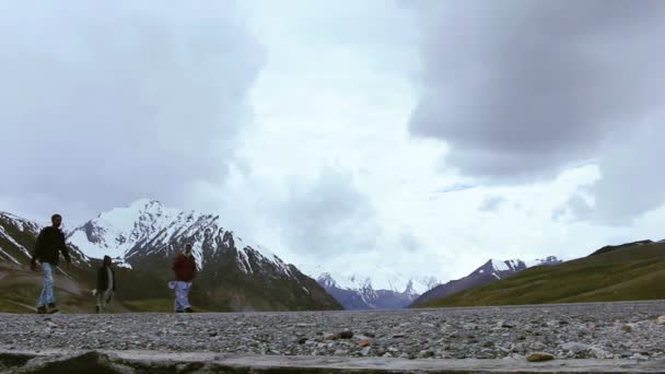 Reiziger Wandelen Weg Bergen Buurt Van Khunjerab Pass Pakistan China — Stockvideo