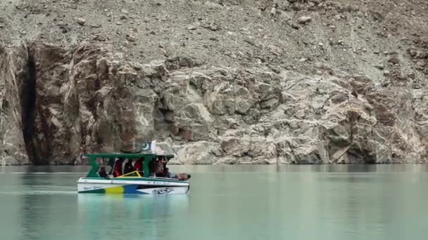 Toeristen Varen Het Prachtige Rustige Groene Water Van Attabad Lake — Stockvideo