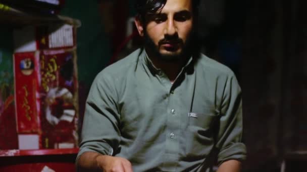 Άνθρωπος Pakoray Βαθύ Τηγάνισμα Πολύ Καυτό Λάδι Karahi Στην Κοιλάδα — Αρχείο Βίντεο
