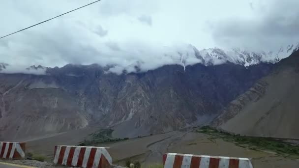 Hermosa Vista Las Montañas Desde Ventana Del Coche Autopista Karakoram — Vídeos de Stock