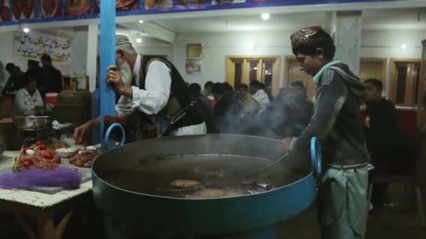 Chapli Freír Niños Pequeños Chappal Kabab Restaurante Local Una Sartén — Vídeos de Stock