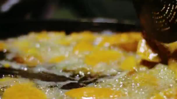 Pakoray 唐樋の非常に熱い油で揚げ — ストック動画