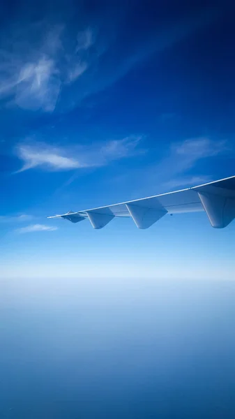 Plane Wing Beautiful Blue Sky Clouds Ocean Window Plane Vertical — Stock Photo, Image