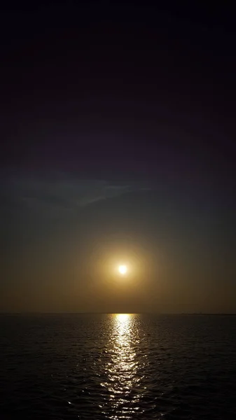 Hermosa Puesta Sol Mar Reflejo Agua Foto Vertical —  Fotos de Stock