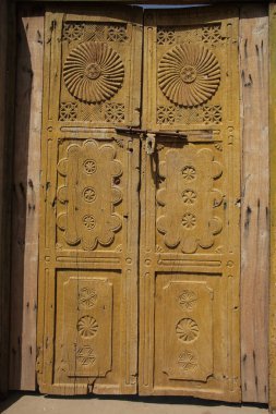 Güzel oyma ahşap kapalı kapı - antika kapı