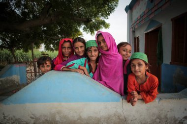 Köy çocuklar kız gülümseyerek ve Moro Sindh, Pakistan Camii'nde ayakta 28/08/2017