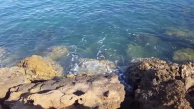 Dalgalar deniz kaya üzerinde isabet