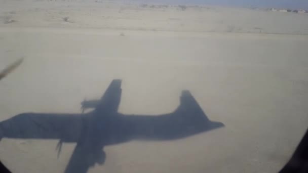 Самолет ATR приземлился - тень на взлетно-посадочной полосе — стоковое видео