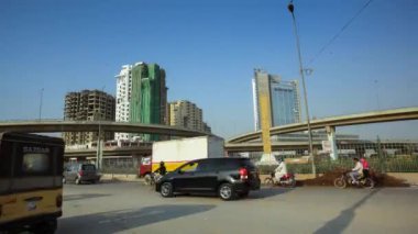 Trafik hareketli arond Qayomabad Köprüsü