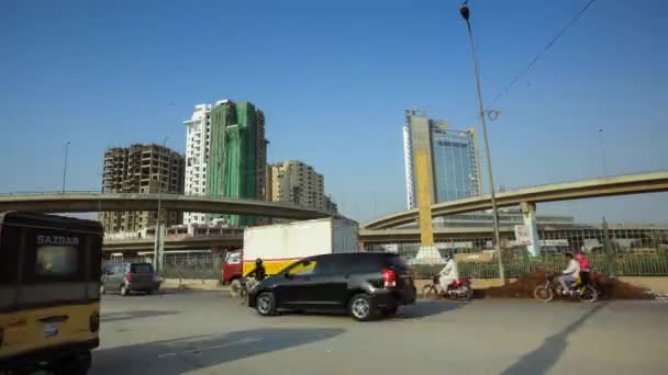Tráfico en movimiento Arond Qayomabad Puente — Vídeo de stock